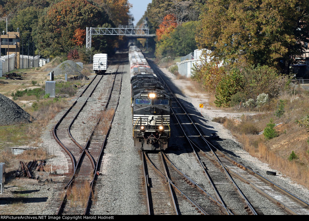 NS 9473 leads train 350 at Boylan